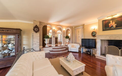 Fontespina 6: Möbel, Interior Design, Couch, Flooring, Wand, Fussboden, Holz, Wohnzimmer, Decke, Zuhause