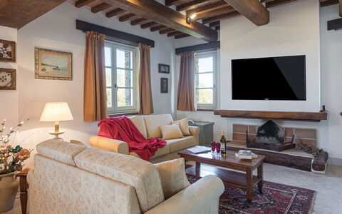 La Villetta di Dante 6: Möbel, Interior Design, Wand, Couch, Holz, Zimmer, Wohnzimmer, Zuhause, Flooring, Fussboden