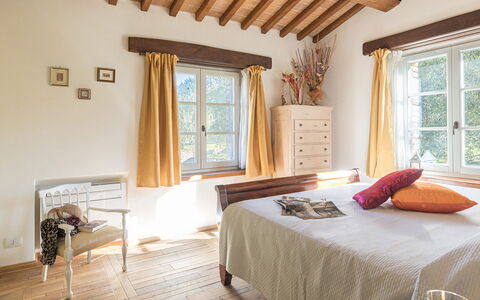 La Villetta di Dante 6: Möbel, Bett, Interior Design, Schlafzimmer, Wand, Flooring, Fussboden, Holz, Zimmer, Bedding