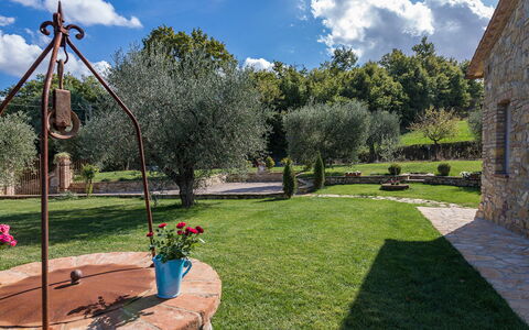 La Villetta di Dante 6: Garten, Strauch, Hinterhof, Landscaping, Rasen, Garten, Schatten, Backstein, Flagstone, Hazienda