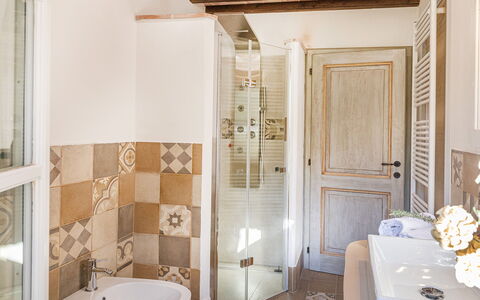 La Villetta di Dante 6: Flooring, Wand, Fussboden, Interior Design, Holz, Tür, Zuhause, Zimmer, Badezimmer, Fliese