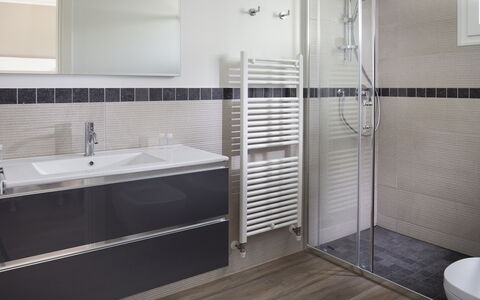 Portoverde Beach Villa 12: Armatur, Badezimmer, Interior Design, Sinken, Flooring, Fussboden, Zapfhahn, Installation, Bad Sink, Spiegel