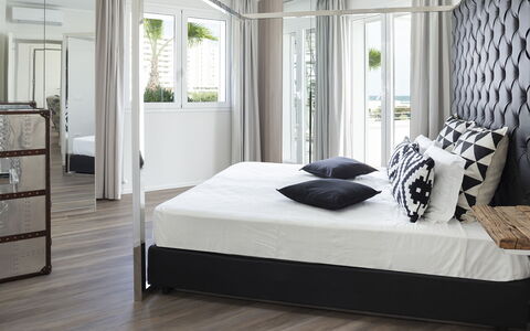 Portoverde Beach Villa 12: Möbel, Bett, Interior Design, Schlafzimmer, Bedding, Flooring, Fussboden, Bettdecke, Zimmer, Holz