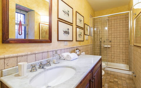 Il Roseto 10: Armatur, Flooring, Badezimmer, Interior Design, Bad Sink, Fussboden, Zapfhahn, Installation, Sinken, Decke