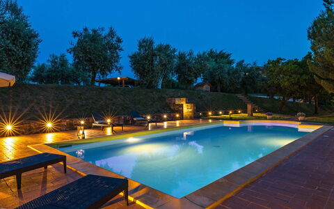 Poggio Medei 10: Blau, Schwimmbad, Resort, Eco Hotel, Landschaft Beleuchtung, Garten, Water Feature, Nacht, Landscaping, Hazienda