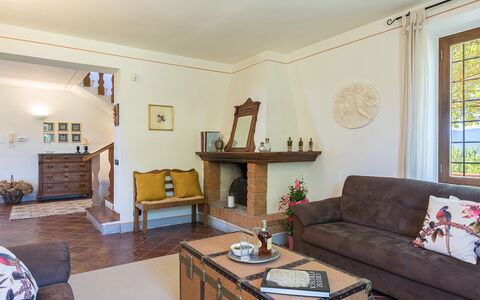 Poggio Medei 10: Möbel, Interior Design, Flooring, Couch, Wand, Fussboden, Holz, Wohnzimmer, Zimmer, Bilderrahmen