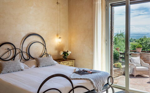 L'Oliveta 6: Möbel, Interior Design, Schlafzimmer, Fussboden, Bett, Bettrahmen, Bedding, Bettdecke, Stuhl, Linens