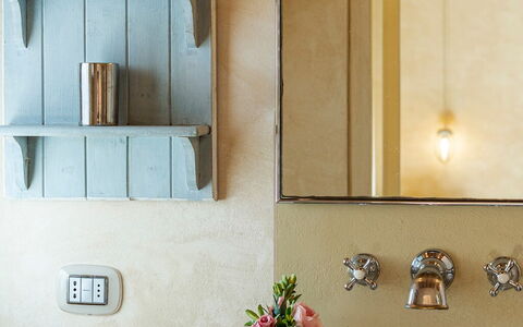 L'Oliveta 6: Wand, Interior Design, Armatur, Spiegel, Beleuchtung, Bad Sink, Installation, Zapfhahn, Badezimmer, Light Fixture