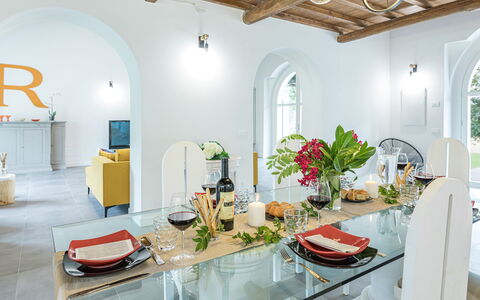 Villa Rasena 6: Möbel, Interior Design, Wand, Tabelle, Flooring, Beleuchtung, Stuhl, Decke, Esszimmer, Küche & Esszimmer Tisch