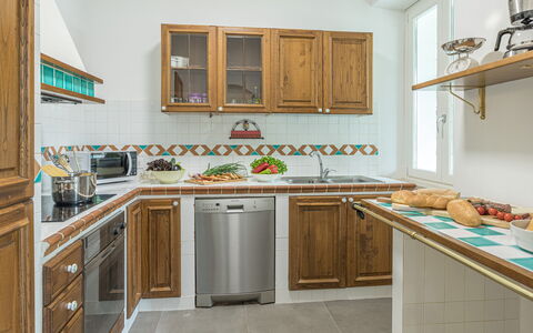 Villa Rasena 6: Küche, Holz, Countertop, Interior Design, Cabinetry, Möbel, Flooring, Küchengerät, Major Appliance, Zimmer