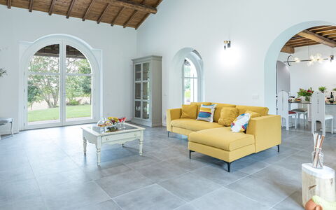 Villa Rasena 6: Flooring, Interior Design, Fussboden, Möbel, Decke, Zimmer, Couch, Wohnzimmer, Stuhl, Zimmerpflanze