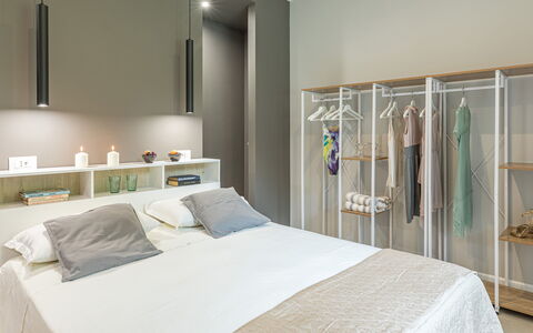 Villa Rasena 6: Möbel, Interior Design, Schlafzimmer, Bett, Wand, Holz, Flooring, Zimmer, Zuhause, Decke
