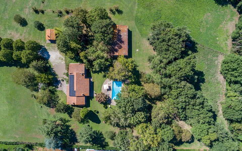 Villa Rasena 6: Landschaft, Einfach, Wohngebiet, Grundstueck, Haus, Wiese, Zuhause, Ländliches Gebiet, Rasen, Vogelperspektive