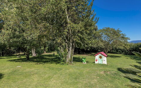 Villa Rasena 6: Baum, Gras, Wiese, Rasen, Garten, Wiese, Weide, Park, Schatten, Landscaping
