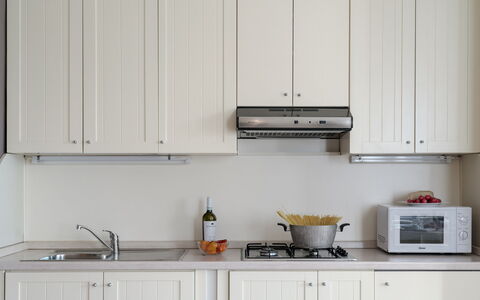 Arcimboldo House 2+2: Küche, Küchengerät, Cabinetry, Interior Design, Holz, Countertop, Möbel, Major Appliance, Beleuchtung, Zuhause