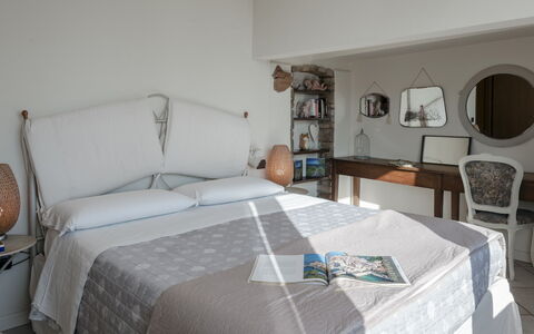 Arcimboldo House 2+2: Möbel, Bett, Schlafzimmer, Interior Design, Bedding, Bettdecke, Linens, Holz, Zimmer, Textil