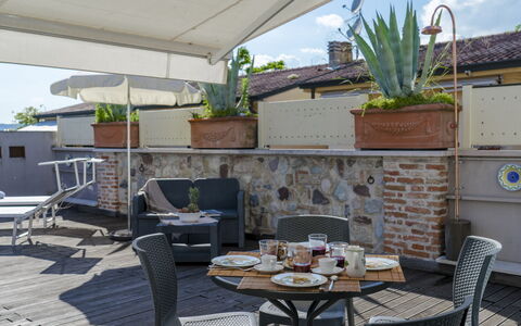 Arcimboldo House 2+2: Möbel, Blumentopf, Gartenmöbel, Stuhl, Wohnung, Zimmerpflanze, Tisch Im Freien, Schatten, Balkon, Terrasse