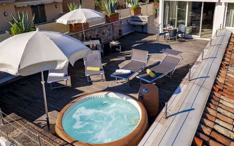 Arcimboldo House 2+2: Schwimmbad, Möbel, Resort, Regenschirm, Gartenmöbel, Sonnenliege, Hotel, Stuhl, Jacuzzi