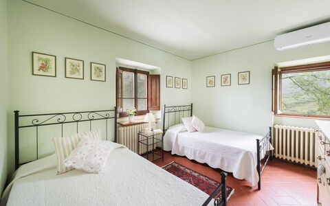 Casa del Sole 4: Bett, Interior Design, Schlafzimmer, Möbel, Wand, Bedding, Flooring, Bettdecke, Decke, Fussboden
