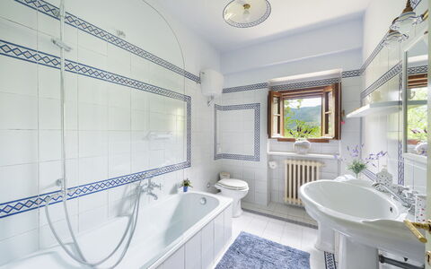 Casa del Sole 4: Armatur, Badezimmer, Interior Design, Zapfhahn, Flooring, Badewanne, Installation, Sinken, Fussboden, Decke