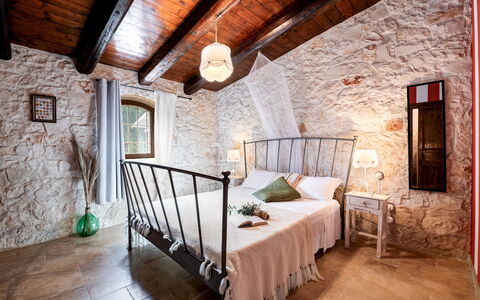 Trulli Littoria 4: Wand, Möbel, Schlafzimmer, Interior Design, Decke, Bett, Beleuchtung, Bedding, Bettdecke, Fussboden