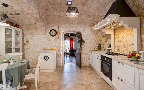 Trulli Littoria 4: Interior Design, Flooring, Möbel, Decke, Fussboden, Beleuchtung, Küche, Bogen, Light Fixture, Stuhl