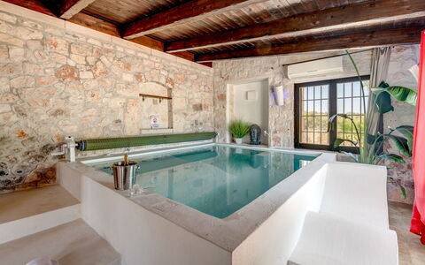 Trulli Littoria 4: Wand, Schwimmbad, Möbel, Flooring, Die Architektur, Resort, Fussboden, Verbundwerkstoff, Armatur, Badewanne