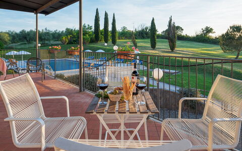 Villa Croci 12: Möbel, Gartenmöbel, Stuhl, Tabelle, Tisch Im Freien, Garten, Schatten, Schwimmbad, Resort, Hinterhof