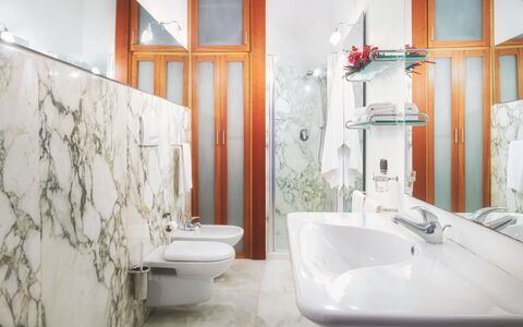 Villa Croci 12: Interior Design, Flooring, Armatur, Fussboden, Zapfhahn, Sinken, Installation, Badezimmer, Fliese, Zimmer