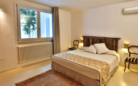 Villa Pajare Francesi 8+2: Bett, Möbel, Schlafzimmer, Interior Design, Bedding, Wand, Bettdecke, Holz, Fussboden, Flooring