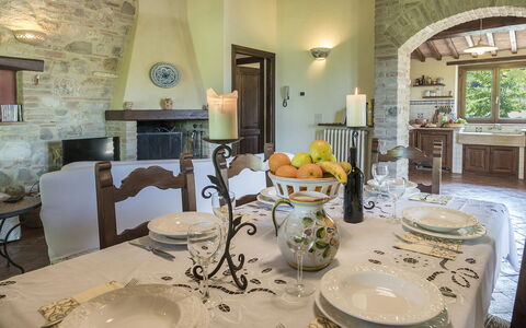 Casale al Doglio 6+1: Möbel, Interior Design, Wand, Tabelle, Flooring, Stuhl, Decke, Küche & Esszimmer Tisch, Esszimmer, Beleuchtung