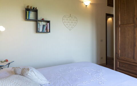 Casale al Doglio 6+1: Möbel, Bett, Schlafzimmer, Wand, Interior Design, Bedding, Holz, Bettdecke, Zimmer, Beleuchtung