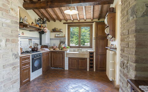 Casale al Doglio 6+1: Wand, Möbel, Küche, Interior Design, Holz, Flooring, Countertop, Cabinetry, Zuhause, Fussboden