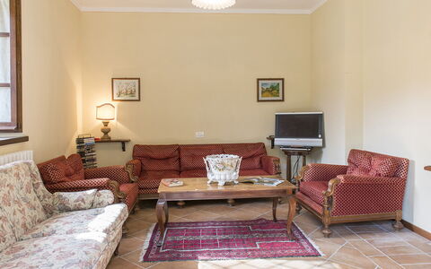 Val di Marco 12: Möbel, Interior Design, Flooring, Fussboden, Holz, Zimmer, Couch, Wohnzimmer, Tabelle, Beleuchtung