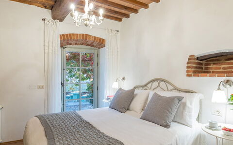 Torre Ginestre 12: Wand, Möbel, Interior Design, Schlafzimmer, Zuhause, Bett, Decke, Bedding, Linens, Bettdecke