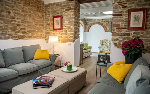 Torre Ginestre 12: Möbel, Interior Design, Couch, Flooring, Zimmer, Tabelle, Holz, Fussboden, Wohnzimmer, Decke