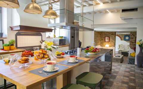 Torre Ginestre 12: Möbel, Interior Design, Küche, Flooring, Countertop, Decke, Light Fixture, Beleuchtung, Zuhause, Fussboden