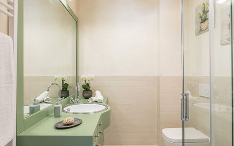 Torre Ginestre 12: Badezimmer, Bad Sink, Interior Design, Armatur, Flooring, Wand, Sinken, Fussboden, Zapfhahn, Badezimmerschrank