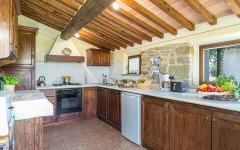 La Torretta 10: Küche, Countertop, Möbel, Holz, Interior Design, Cabinetry, Flooring, Zuhause, Küchengerät, Haus