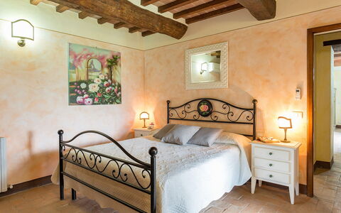 La Torretta 10: Möbel, Interior Design, Bett, Schlafzimmer, Fussboden, Flooring, Zimmer, Bettrahmen, Bedding, Bettdecke