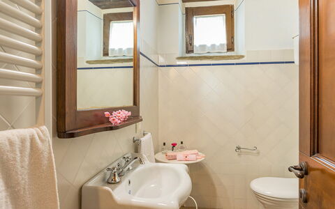 La Torretta 10: Badezimmer, Bad Sink, Armatur, Sinken, Interior Design, Flooring, Zapfhahn, Fussboden, Installation, Spiegel