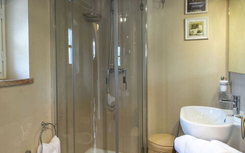 Albachiara 8: Badezimmer, Armatur, Interior Design, Fussboden, Flooring, Zimmer, Installation, Tür, Zapfhahn, Dusche