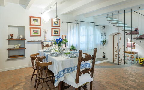 Casa Ciculino 8: Möbel, Interior Design, Wand, Flooring, Tabelle, Esszimmer, Fussboden, Decke, Stuhl, Beleuchtung