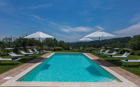 Il Colle di Donna Ilaria 12: Blau, Schwimmbad, Hügel, Garten, Landscaping, Resort, Sonnenliege, Plantage, Gartenmöbel, Kumulus