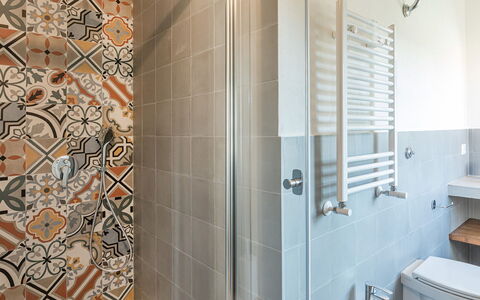 Il Colle di Donna Ilaria 12: Flooring, Interior Design, Armatur, Fussboden, Badezimmer, Fliese, Zapfhahn, Installation, Zimmer, Decke