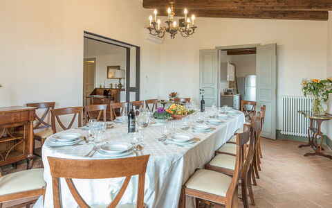 Il Colle di Donna Ilaria 12: Möbel, Interior Design, Tabelle, Holz, Stuhl, Esszimmer, Flooring, Küche & Esszimmer Tisch, Decke, Fussboden
