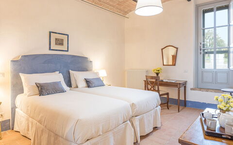 Il Colle di Donna Ilaria 12: Möbel, Wand, Bett, Schlafzimmer, Interior Design, Bettdecke, Flooring, Bettrahmen, Bedding, Zimmer