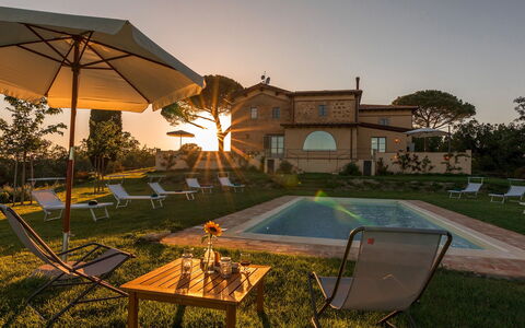 Il Colle di Donna Ilaria 12: Gras, Strauch, Zuhause, Landschaft, Haus, Estate, Grundstueck, Garten, Ländliches Gebiet, Villa