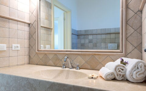Villa del Lentisco 8+2: Wand, Interior Design, Flooring, Armatur, Badezimmer, Fussboden, Spiegel, Bad Sink, Zapfhahn, Fliese
