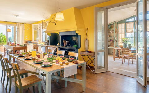 Casa del Vento 10: Möbel, Interior Design, Stuhl, Flooring, Tabelle, Holz, Küche & Esszimmer Tisch, Decke, Fussboden, Esszimmer